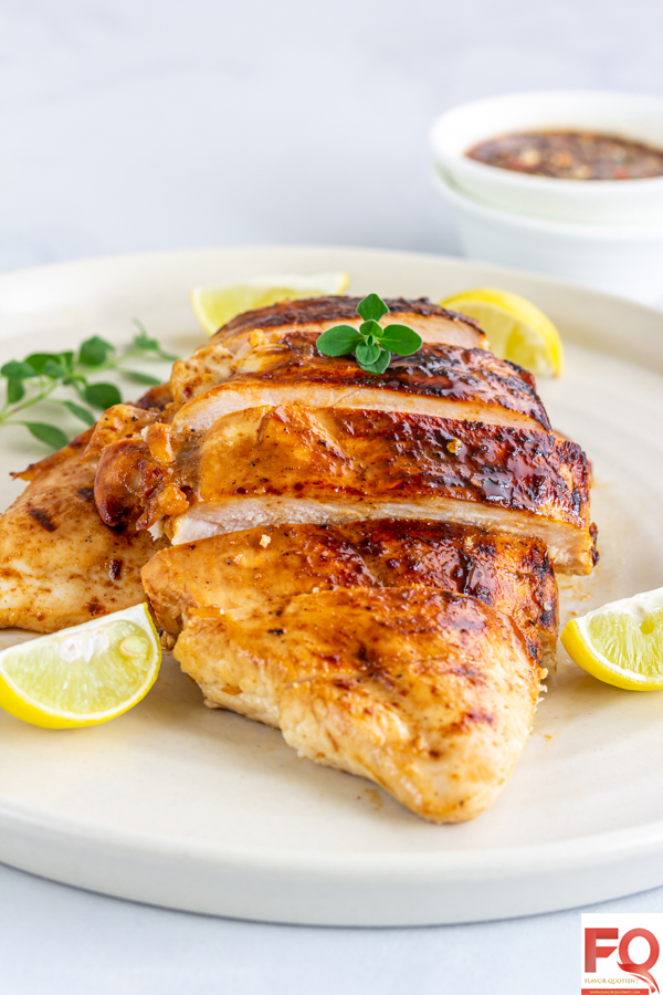 Easy Grilled Chicken Breast | This easy grilled chicken breast is an ideal healthy take on chicken that is low in calorie but high in protein as well as taste – a perfect no-fuss healthy meal for a hectic weeknight!
