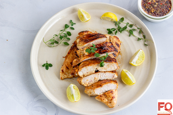 Easy Grilled Chicken Breast | This easy grilled chicken breast is an ideal healthy take on chicken that is low in calorie but high in protein as well as taste – a perfect no-fuss healthy meal for a hectic weeknight!