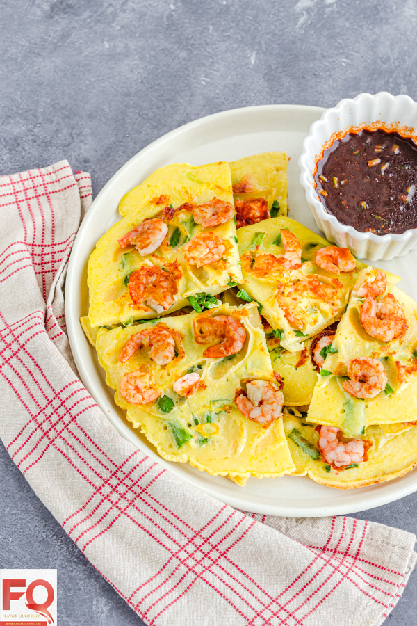 This Korean style prawn pancake, which is a very popular street food in Korea, has been my latest discovery and I just can’t get over it! A pure prawn-lover’s delight! If you are a seafood lover, then this Korean shrimp pancake will be your dream! | Korean shrimp pancake | shrimp pancake recipe | Asian shrimp pancake | Savory Korean shrimp pancake | Shrimp pancake batter | Scallion shrimp pancake | Chinese shrimp pancake