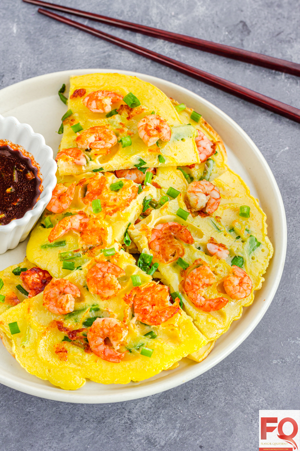 This Korean style prawn pancake, which is a very popular street food in Korea, has been my latest discovery and I just can’t get over it! A pure prawn-lover’s delight! If you are a seafood lover, then this Korean shrimp pancake will be your dream! | Korean shrimp pancake | shrimp pancake recipe | Asian shrimp pancake | Savory Korean shrimp pancake | Shrimp pancake batter | Scallion shrimp pancake | Chinese shrimp pancake