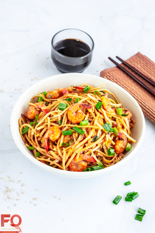 The Japanese shrimp udon noodles stir fry is the best example of class and simplicity! Being a shrimp as well as noodles lover, I hopelessly fell in love with this fuss-free shrimp udon noodles stir fry and it has easily become our frequent go-to weeknight meal! | Shrimp Udon Noodles stir fry | Shrimp Udon Noodles soup | Shrimp Udon Noodles recipe | Garlic Shrimp Udon Noodles | Spicy Shrimp Udon Noodles | How to make Shrimp Udon Noodles