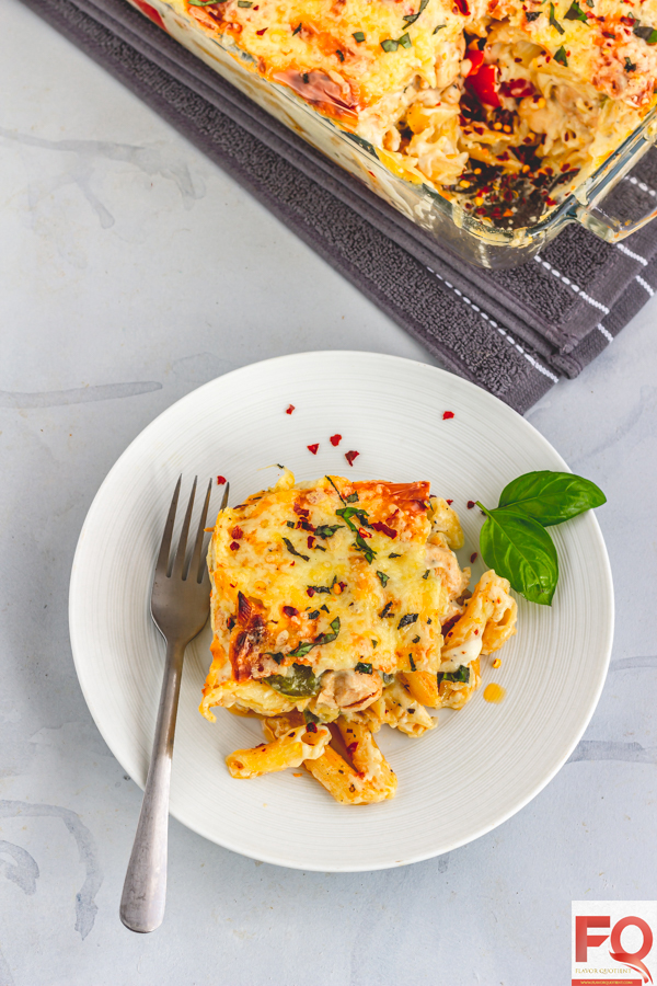 This quintessential cheesy chicken pasta bake will make your weekend lunch yummilicious with your family and friends! You can make it ahead too & just bake it to perfection before serving! | chicken pasta bake recipes | Creamy chicken pasta bake | easy chicken pasta bake | cheesy chicken pasta bake | chicken pasta bake recipes easy | Alfredo chicken pasta bake | baked chicken pasta | baked chicken pasta recipe | baked pasta recipe | chicken pasta recipe