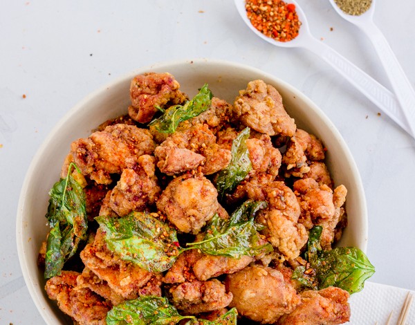 Taiwanese fried chicken proved to be one of the most addictive fried chicken dishes that I have made off late! The magic is in the pepper sprinkle & the crunchy Thai basil leaves!